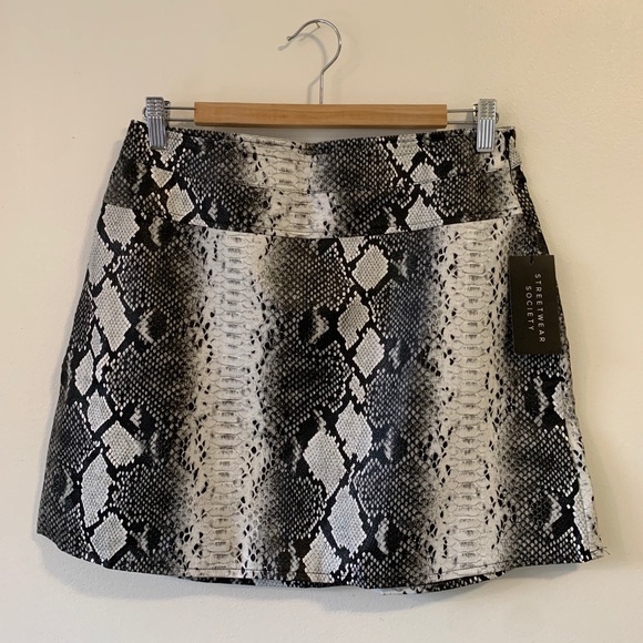 Faux leather snake print mini skirt - Picture 2 of 7